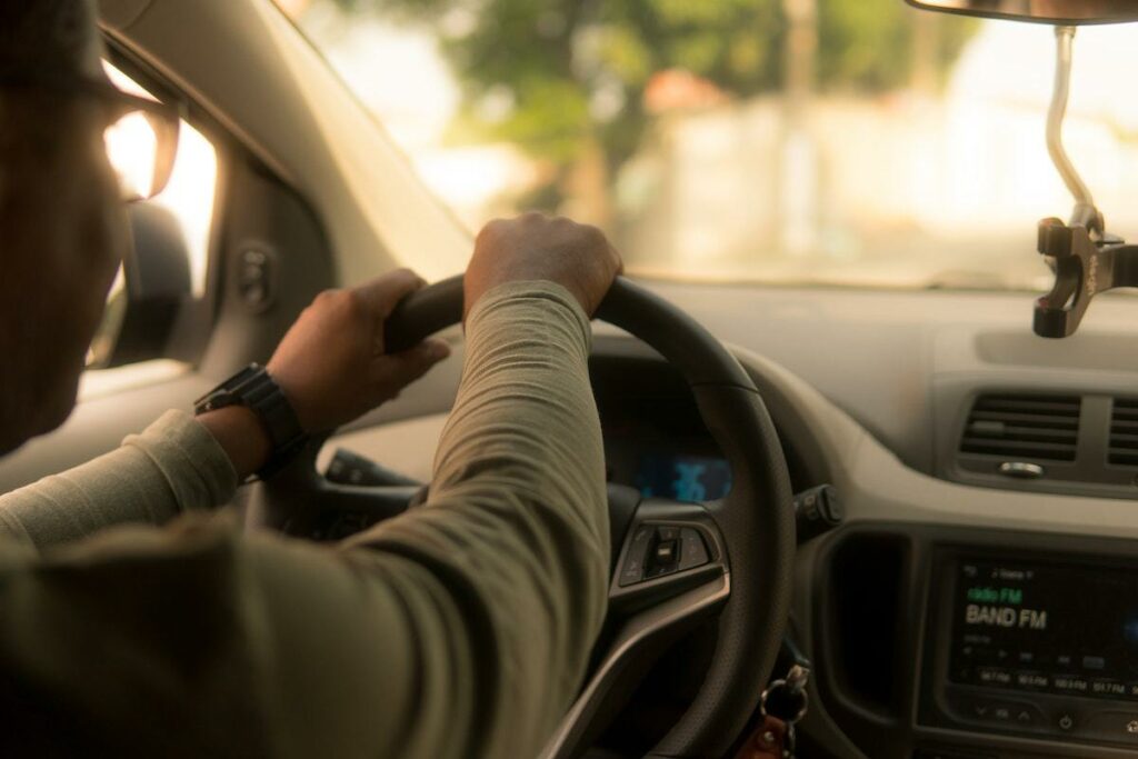 Uber Driver conduzindo passageiro com duas mãos sobre volante