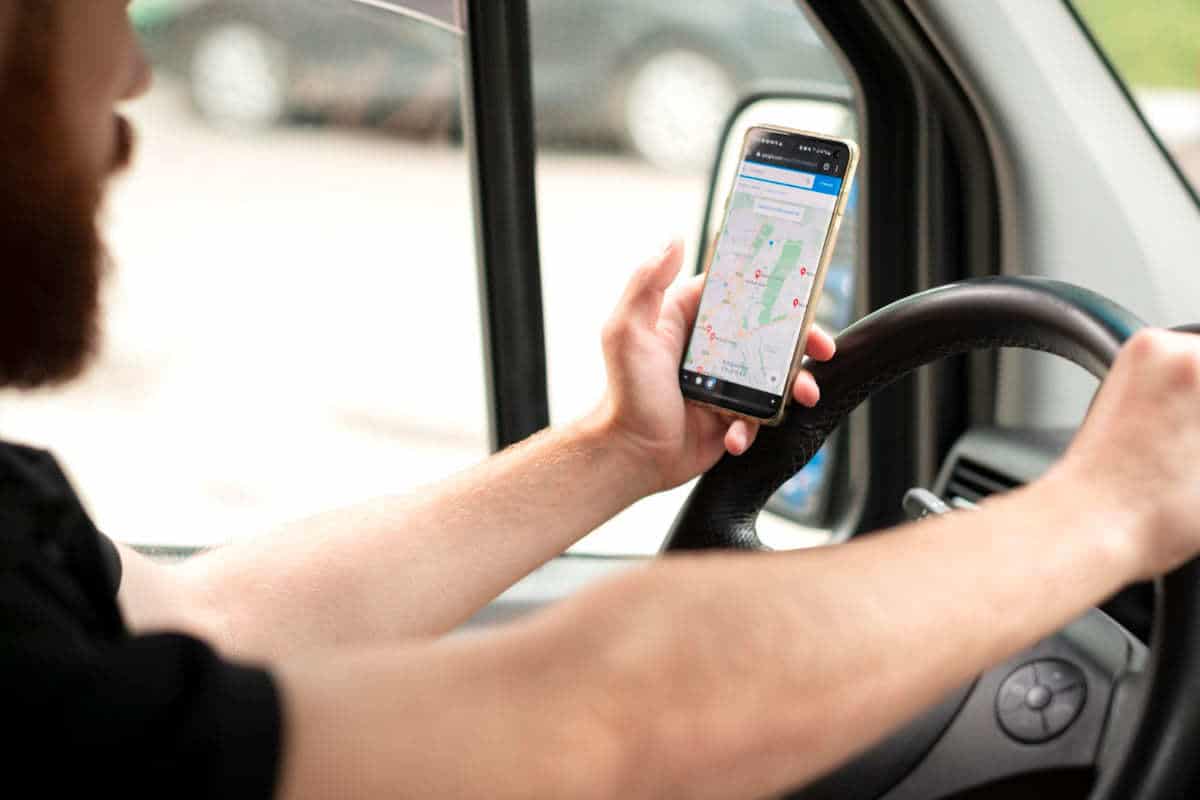 motorista usando o app da uber