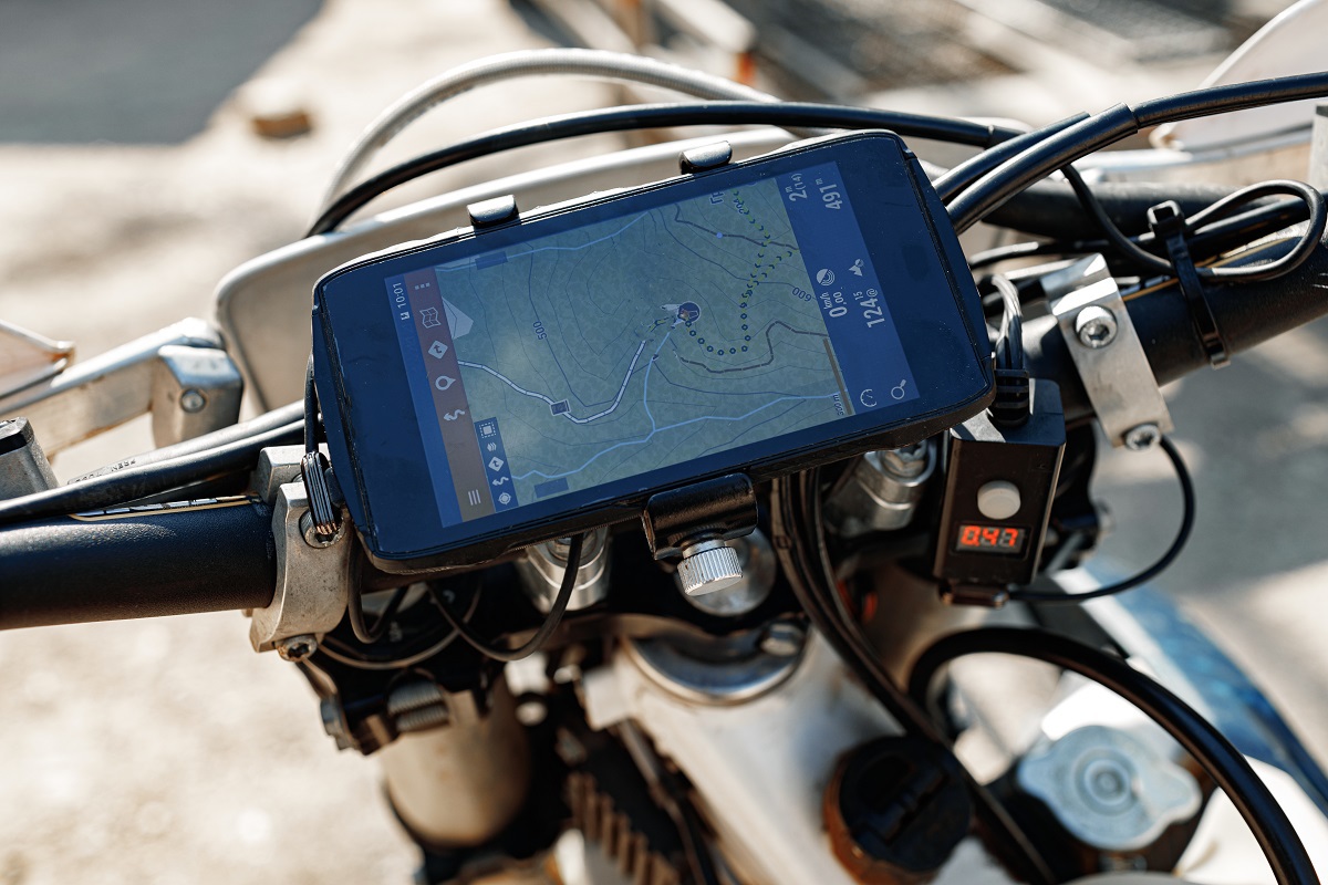 moto com GPS na frente guiando motorista